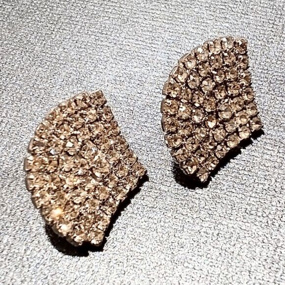 Vintage Silver Tone Prong Set Clear Rhinestone Fan Shaped Clip Earrings - Picture 2 of 6